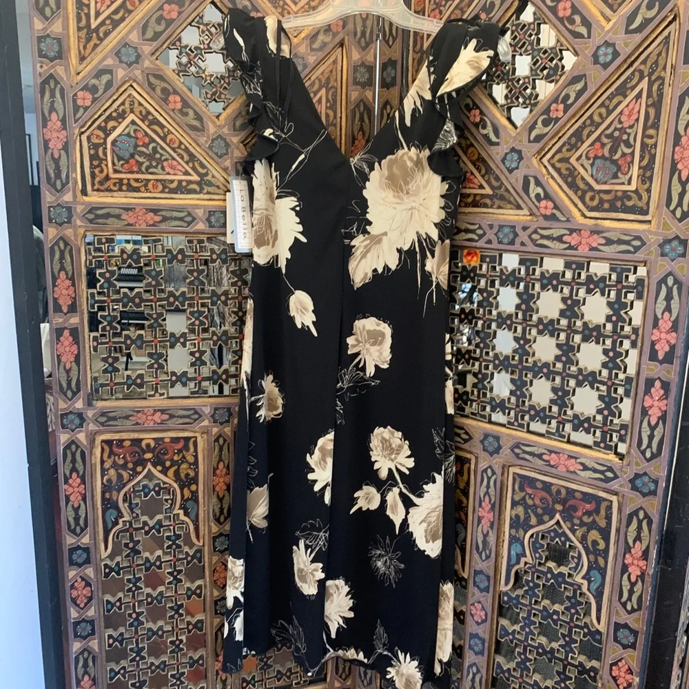 NWT floral dress knee length with flowy cap sleeves 🌸🌼 - Picture 6 of 8